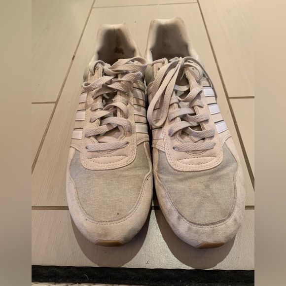 Men’s Adidas tennis shoes - Picture 3 of 6